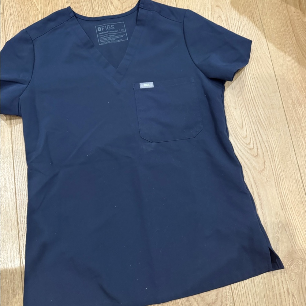 Catarina one pocket scrub top excellent condition XS. Navy